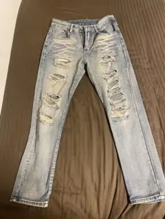 ダメージ加工ライトブルースリムジーンズ