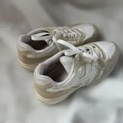 アディダス　スポーツシューズ