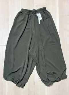 カーキ　ワイドパンツ　アラジンパンツ　ゴムウエスト　新品