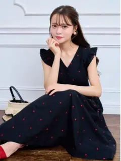 美品★トッコクローゼット★フリル付きくるみ飾り釦ハート刺繍ノースリーブワンピース