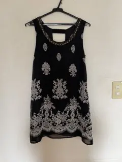 新品、未使用！ROYAL PARTYノースリーブチュニック、ブラックビジュー付き