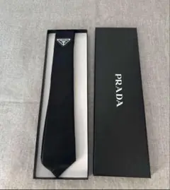 【販売終了品】PRADA ネクタイ 黒 三角プレート