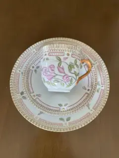 花柄カップとソーサーセット　フローラダニカのレプリカです。