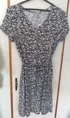 【新品】シンプル花柄ワンピース