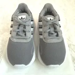 adidas ベビーシューズ グレー ストライプ スニーカー