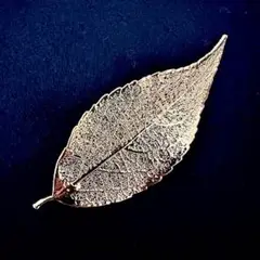 ゴールド葉っぱ型ブローチ