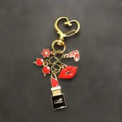 【新品】ハート型フック付きリップスティックキーホルダー　チャーム　コンパクト