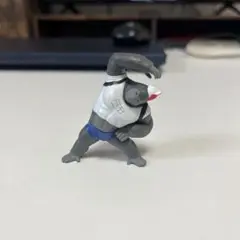 怪獣フィギュア 腕を上げたポーズ
