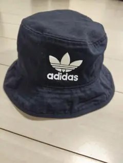 adidasバケハ　黒