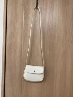 ホワイトショルダーバッグ ロゴ付き