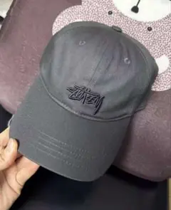 Stussy クラシック刺繍ロゴ ベースボールキャップ