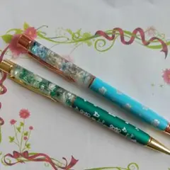 コバルトグリーン色にくまさん柄、ブルー色に薔薇柄のハーバリウムボールペン2本