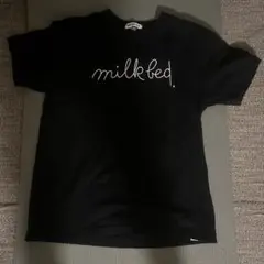 milk bed. ロゴ入り黒半袖Tシャツ