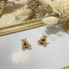 【新品・未使用】ハチデザインピアス 両耳用 可愛い おしゃれ 韓国 ゴールド