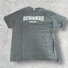 【GILDAN】OUTNUMBERED グレーTシャツ XL 古着 ストーリート