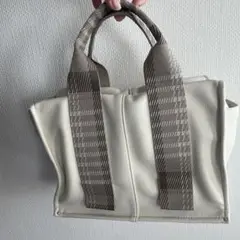 ear 肩掛け　白　綺麗め　トートバッグ　おでかけ