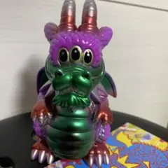 アートジャンキー　三頭獣王キングパカラ（墓場の画廊限定カラー) ソフビ Limited】ART JUNKIE × Toy's King 三頭獣王キングパカラ T-BASE