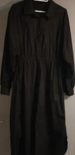 黒い長袖ひざ丈ワンピース