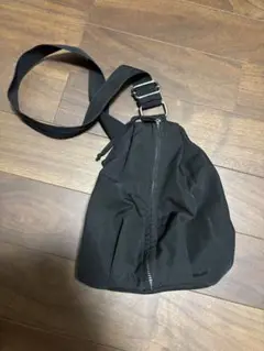 黒いナイロンショルダーバッグ　ボディバッグ