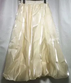 新品未使用　バルーンフレアスカート　光沢アイボリー