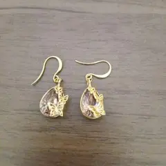 ゴールドクリスタルドロップピアス　蝶デザイン