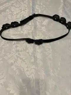 インゲボルグ　黒のレザー製バラ装飾ベルト