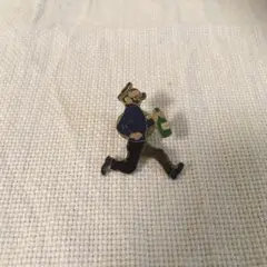 ピンバッジ　走る人
