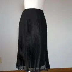 黒いプリーツスカート ひざ丈