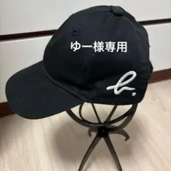 黒の刺繍ロゴ付きキャップ　アニエスベー