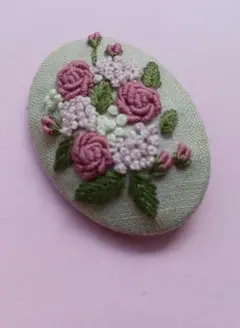 花刺繍の楕円形ブローチ　5.5×4