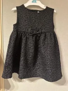 黒いフラワーパターンノースリーブワンピース95サイズ☆