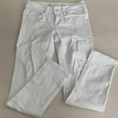 ホワイトデニム　ダメージジーンズ　レディース