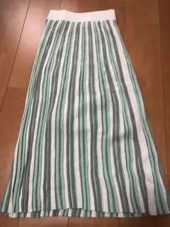 ストライプ柄のスカート