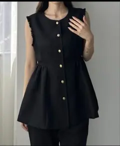 美品 Louere ゴールドボタンペプラムフリンジベスト黒 Ｌサイズ