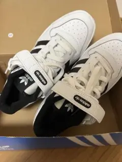 ホワイトブラックadidasスニーカー