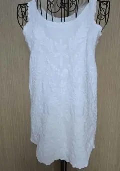 ビアズリー刺繍入りホワイトタンクトップ