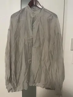 薄手のグレー長袖シャツ