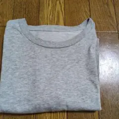 ユニクロ、グレー クルーネック Tシャツ 半袖
