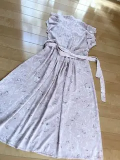 フリル付き花柄マキシワンピース／ロングワンピースお得