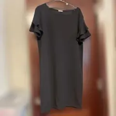 黒のフリル袖ひざ丈ワンピース