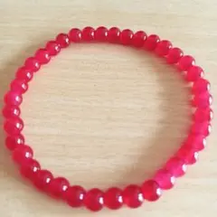 赤色ビーズのストレッチブレスレット