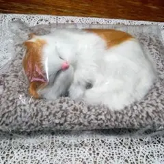 寝ている猫の置物 フェイクファー消臭活性炭入りお部屋や車等に最適です。