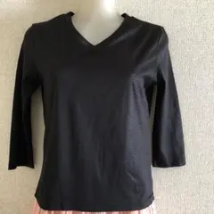 カットソー　黒色　七分袖　Vネックトップス　エンボス柄