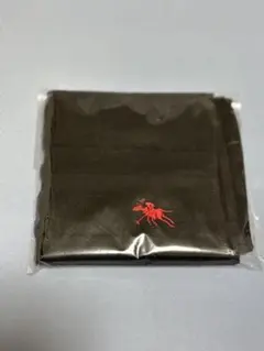 黒 ハンカチ 赤色ロゴ刺繍