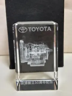 トヨタの衣浦工場創立30周年を記念して作られたクリスタル製の記念品箱付き