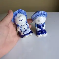 陶器青と白　かわいい男の子と女の子の置物　おみやげ