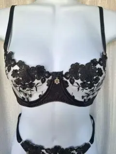 B80 チャーム付きブラック花柄レースブラジャーショーツセット C80 D75