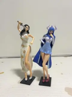 ワンピースフィギュア　うるティ　ニコロビン　２体セット