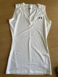 UNDER ARMOUR ホワイト Vネックタンクトップ SM