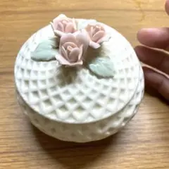 バラ装飾の陶器　小物入れ